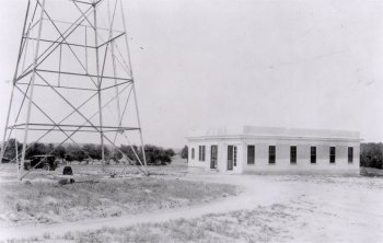 The field in Kirkwood where the first KMOX transmitting shack was built. The building shown is still standing at the end of Simmons Street north of Manchester.